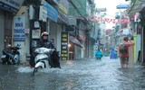 Nằm sát sông Tô Lịch nhưng mưa 1 tiếng, đường Bùi Xương Trạch ngập sâu 3 tiếng